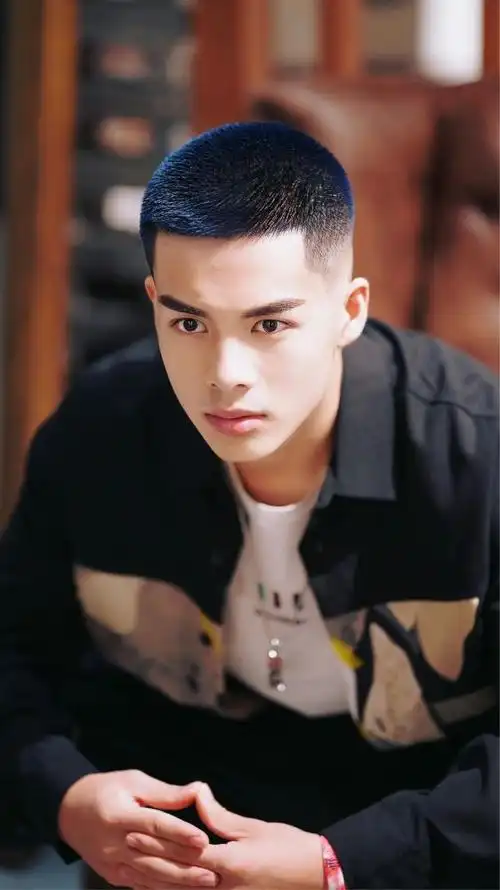 俊朗的男生,选择超短的小寸头是再好不过了,短短的发型清爽利落又时尚