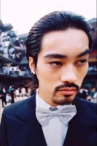 还有小跟班胖憨憨的林子聪,其中最经典的自然就是斧头帮老大陈国坤