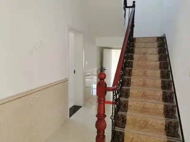 走过客厅,正对娱乐室,楼梯间通向餐厅厨房.