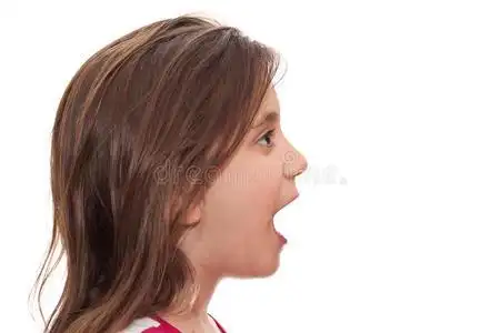 张大嘴巴张大嘴巴的小女孩照片