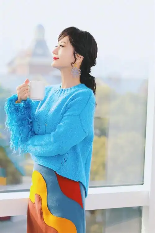 其实一说起美人迟暮总能惹人叹息,不过你再看看65岁赵雅芝,却能在美人