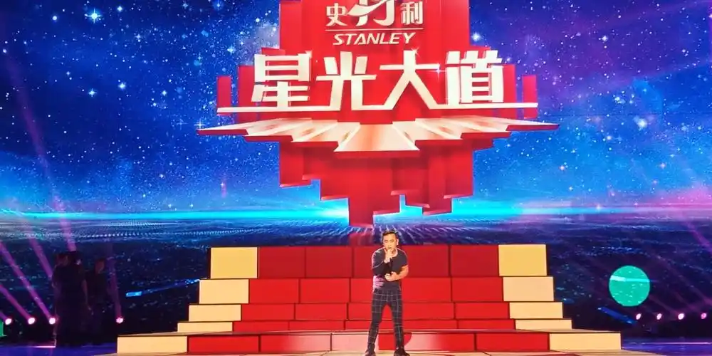 丁友谊在《星光大道》的舞台上高歌一曲!