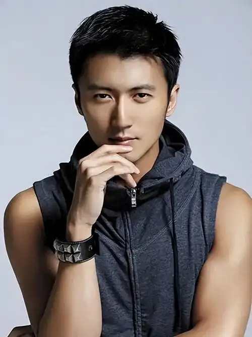 这二人胡子拉碴,满脸倦容,让人根本看不出他们与谢霆锋年龄相仿