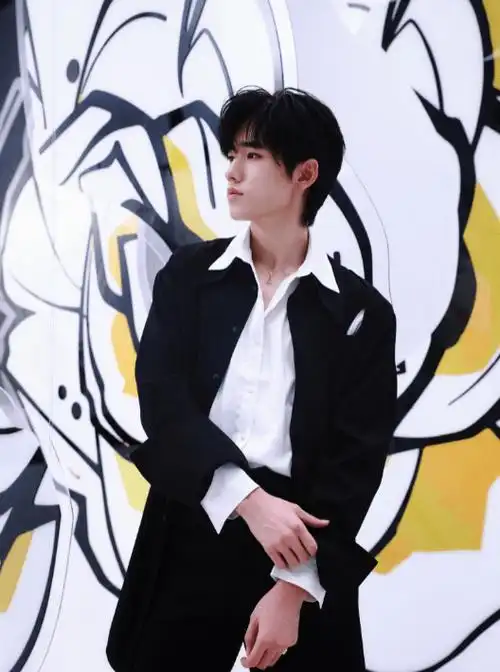 宋亚轩晒黑色风衣九宫格,帅到心巴上了,爱了_日记_网友_少年