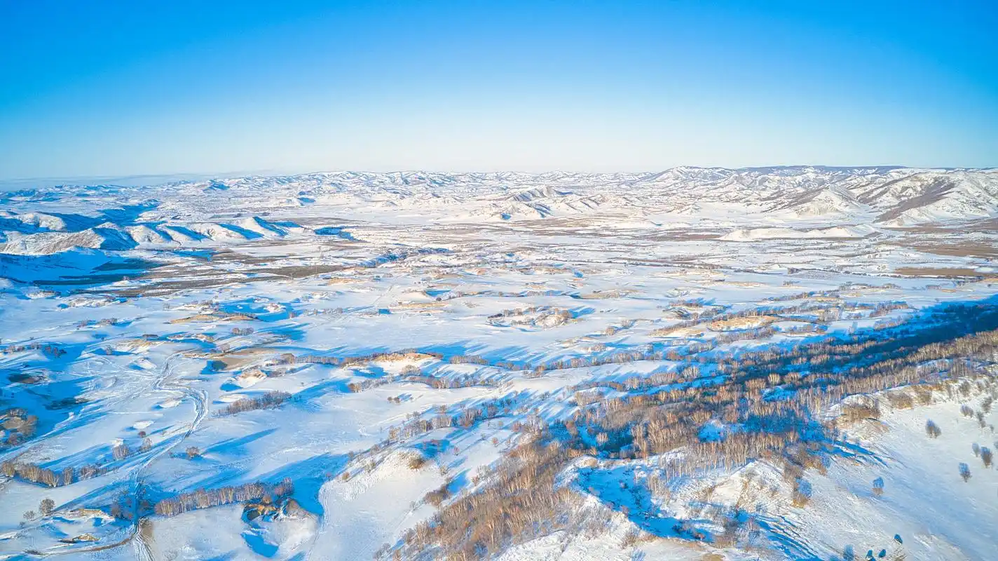 9015 草原雪景美不胜收:喀拉峻大草原位于新疆伊犁河谷,是中国最