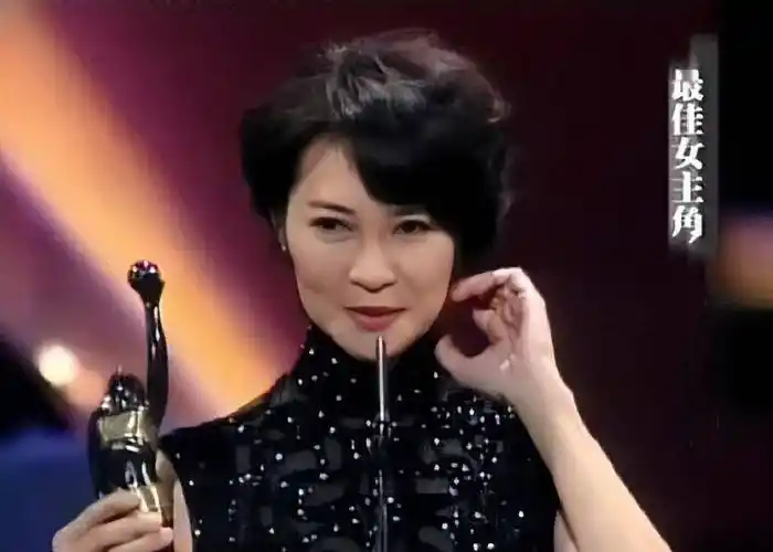 还特别邀请知名歌手那英,张惠妹和林忆莲举办了慈善音乐会,萧芳芳亲自