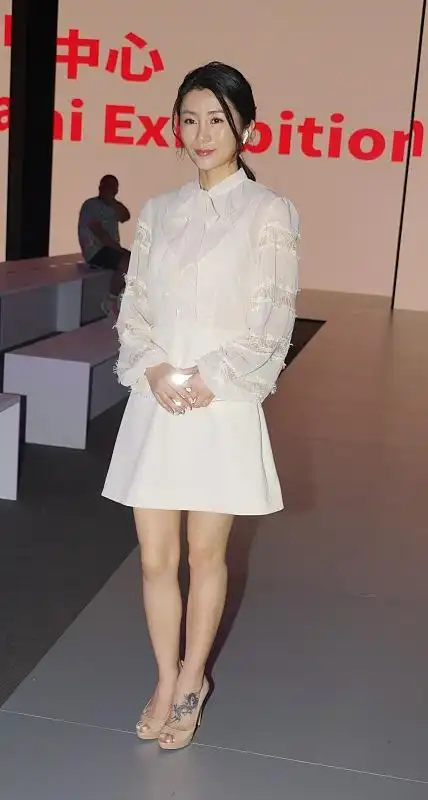 刘庭羽白色裙装太美了,"蚂蚁腿"意外抢镜,气质脱俗又高级