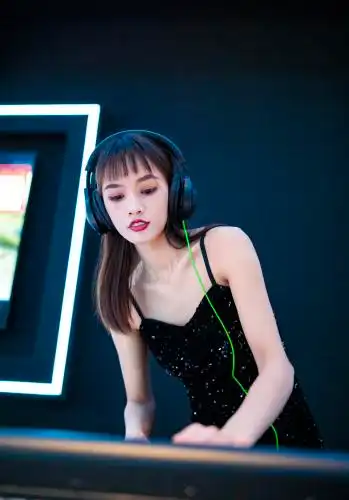 穿着性感黑色吊带裙的女dj在打碟