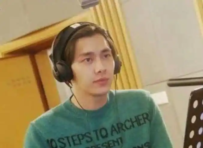 由于古剑,李易峰火了起来,势头一路猛那是他素颜时的照片,虽然没有