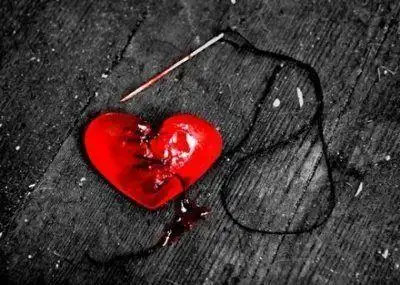 我看到我右手拿着刀 割破我的左腕.