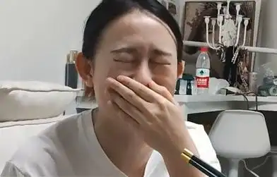 22岁女生因找不到对象崩溃大哭,一边抹眼泪一边大声哭嚎:太扎心
