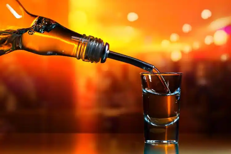 啤酒浇筑茶点酒吧餐厅