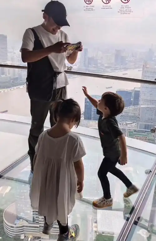 偶遇撒贝宁全家出游,陪儿子玩碰碰车超有爱,3岁龙凤胎正脸曝光