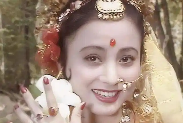 李玲玉近照显苍老,穿戏服再现玉兔精眼神戏,容颜不再抬头纹显眼_越剧