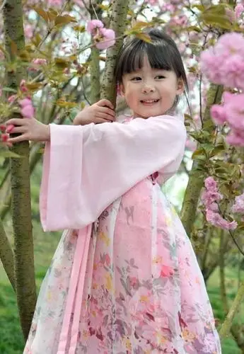 "最美萝莉"俄罗斯童模安吉丽娜图集 盘点全球美到爆的小萝莉(组图)