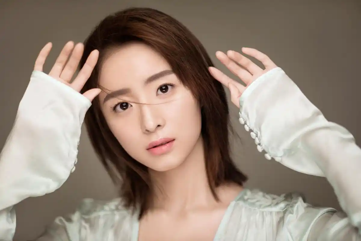 胡冰卿曝氧气写真 清新淡雅显温柔气质