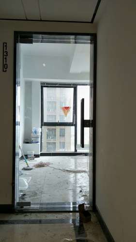 合肥定制钢化玻璃办公室隔断门面房地弹簧门定做肯德基门包安装