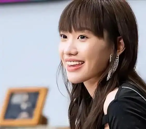 在演过风雨送春归这一剧不久后,邹元清就参演了黄渤主演的作品《打开