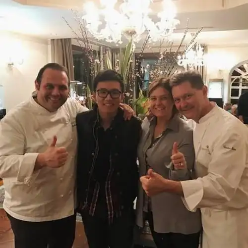 与餐厅大厨勾肩搭背拍照的张康阳早已融入了米兰生活.