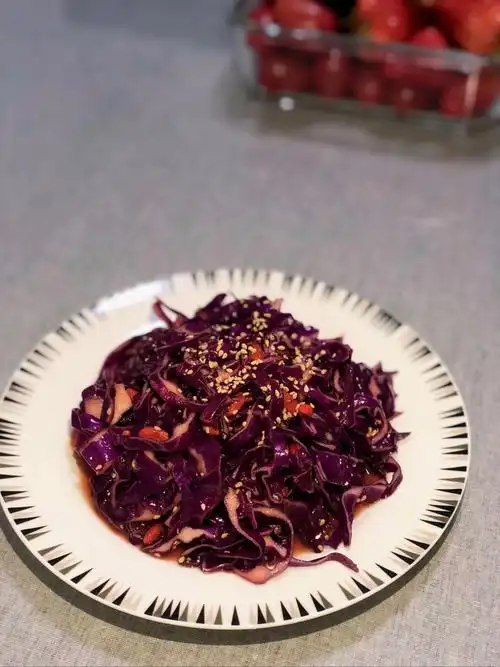 绝味儿凉拌紫甘蓝,真儿真儿的想不到可以这么吃,周末在家瞎鼓捣的