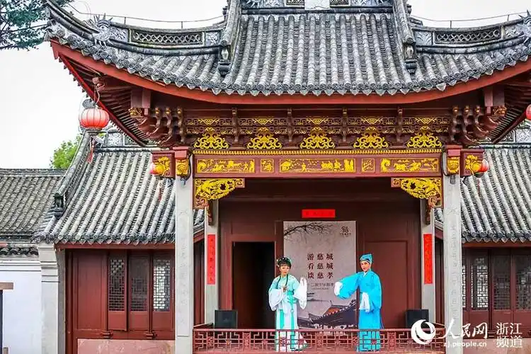 民权路戏台越剧表演《五女拜寿》.徐烽 摄