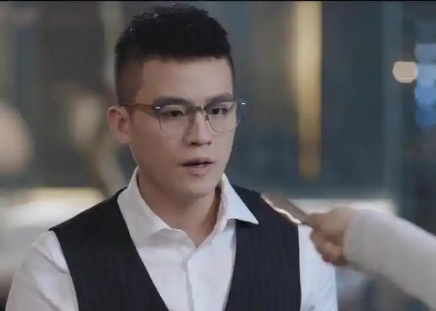 回顾宋茜和欧豪的艺人经历,两人都是从歌手转型为演员,尽管年龄相差5