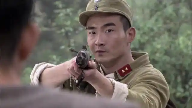 我要当八路:猴子和嘎子扭打在一起,傻哥看嘎子被欺负,出大招