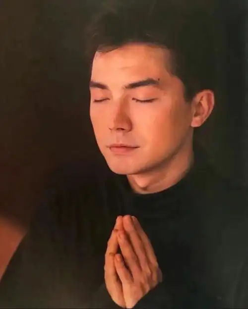 亚洲第一美男不婚不育之谜|尊龙_新浪新闻