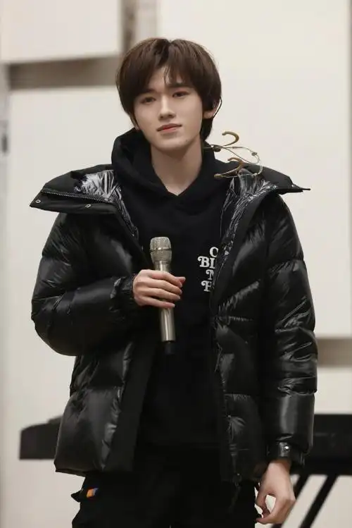 宋亚轩全黑冬装##宋亚轩耳麦戴肩上