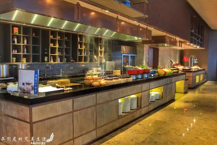 独立式明档,开放式厨房,各种美食分区摆放,全日制自助餐厅荟萃中西
