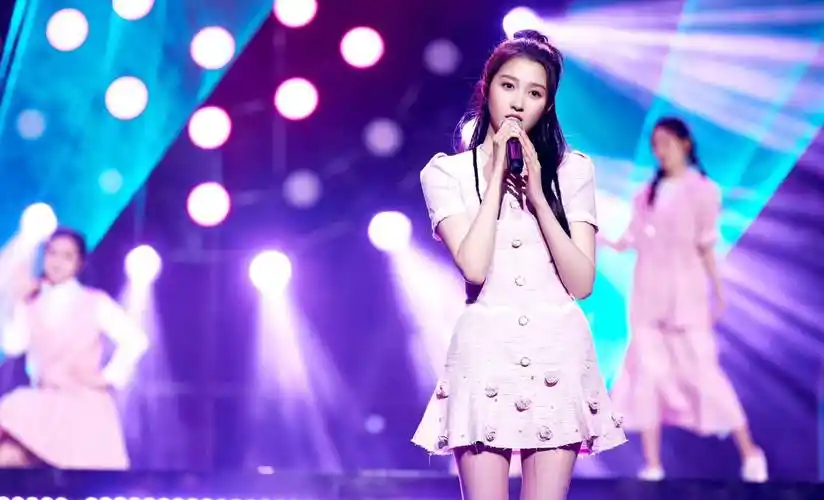 关晓彤今年25岁.她是一位95岁的老姑娘.她年轻又美丽.