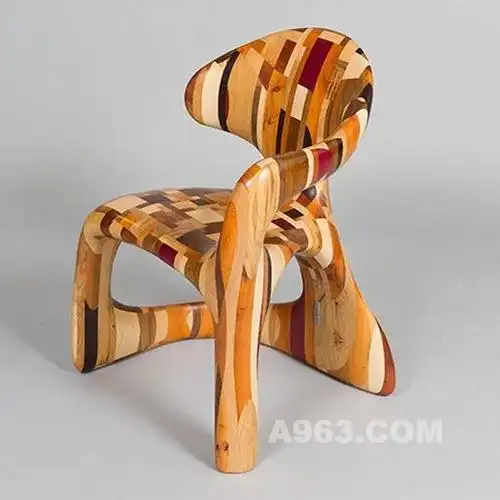 它绝对算得上前无古人后无来者,不对称设计,单扶手,就连椅子腿儿都