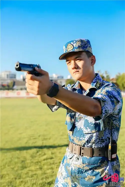 帅齐鲁理工学院退役大学生士兵重新入伍当教官