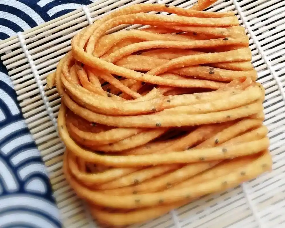 1斤面粉,1个鸡蛋,教你在家炸馓子,咸香酥脆,做法很简单