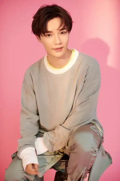 演员李岱昆写真上线随性洒脱是他的风格