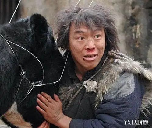 揭秘黄渤斗牛丑照携手闫妮上演黑色喜剧