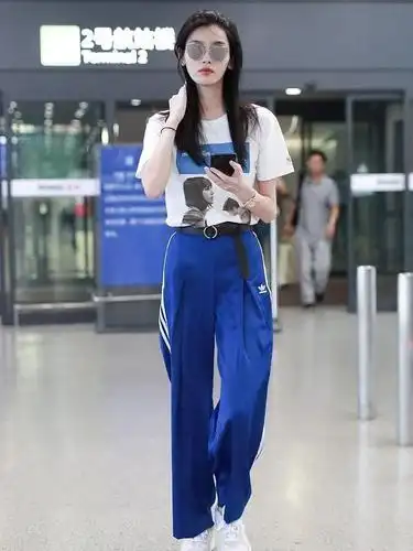运动风的日常也要尝试,宝石蓝运动裤搭配同色图案白t恤,是个爱运动的