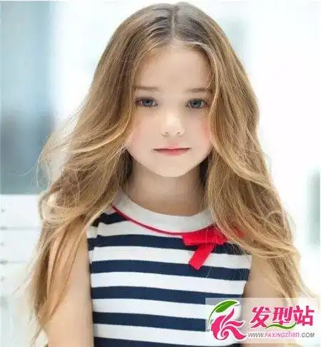 只需把中分的长刘海丝卷曲出大s型,脸颊处的突出的卷,增添纯真可爱感