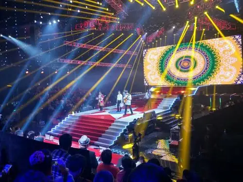 "五叶草"组合登上《星光大道》舞台 新疆儿子娃娃呈上"呼图壁礼物"