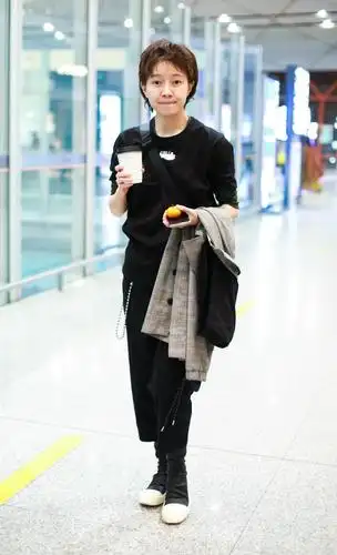 近日,焦俊艳现身北京首都机场,看来今日份的北京天气很不错哈,wuli