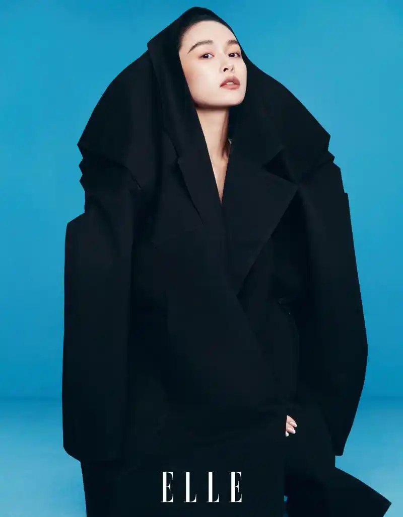 文咏珊三月封面大片,身穿牛仔套装 搭配解构式西装外套,酷飒碰撞松弛