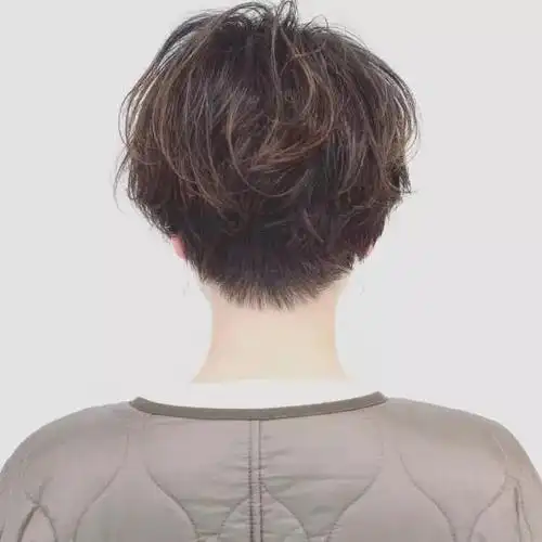 短发背影图片女生真实