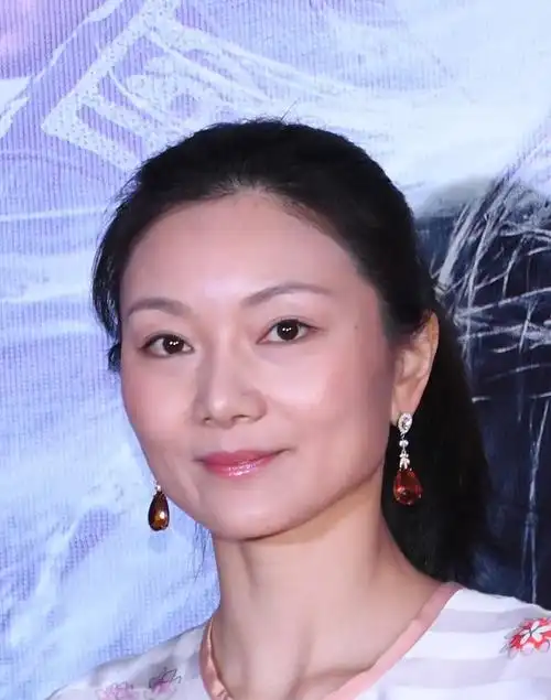 张艺谋小娇妻陈婷,穿白色长裙配刘海编发,39岁美若19岁