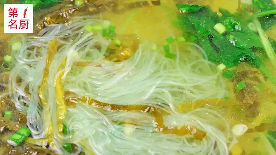 大厨分享酸菜粉丝汤最简单的做法,一焯一烫,三分钟做出清爽靓汤