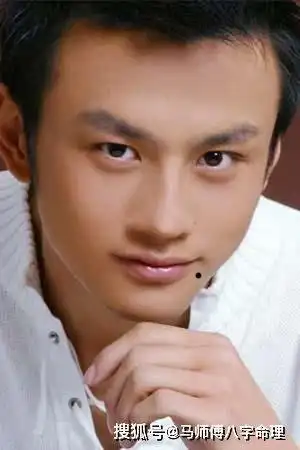 桃花运旺盛的男性面相二,嘴角有痣的男人所谓桃花嘴,指的就是嘴唇较薄