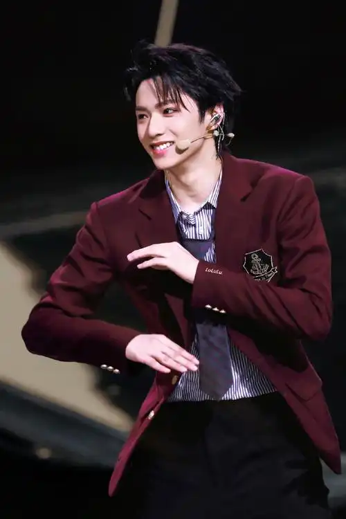 刘耀文超话我悄悄比个心,应该会有人发现吧@时代少年团-刘耀文#刘耀文