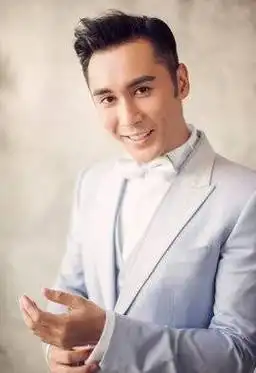 钟丽缇张伦硕现身影院,当着老公面表白李治廷?