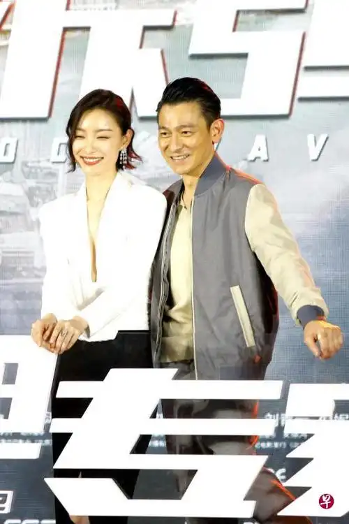 刘德华(右)和倪妮宣传新戏《拆弹专家2》.(互联网)