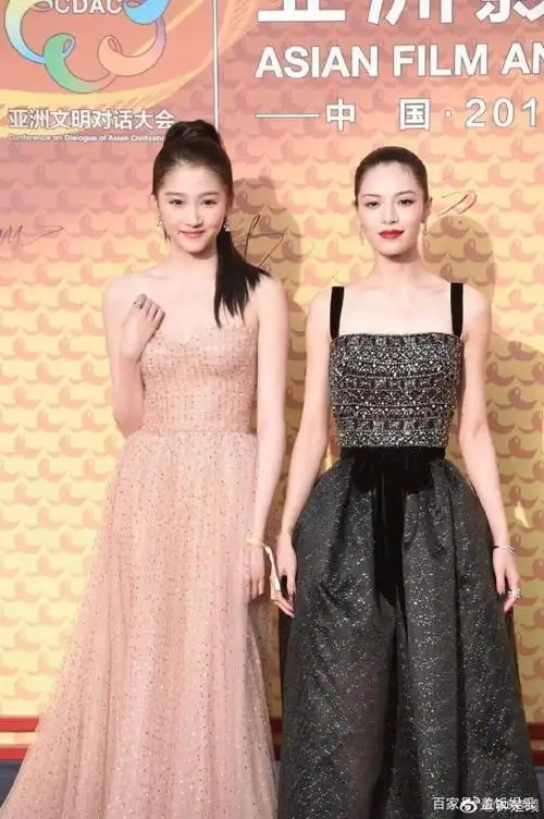 钟楚曦关晓彤合影8张精修图包围关晓彤凸显自己美