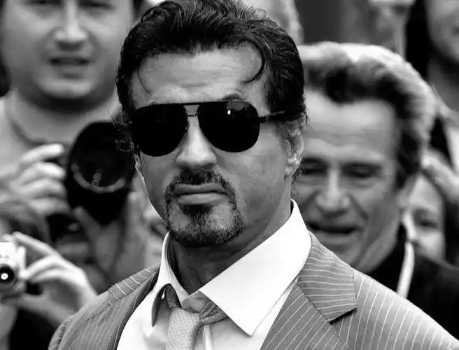 史泰龙新剧来袭口碑爆棚超越自身年龄霸气十足